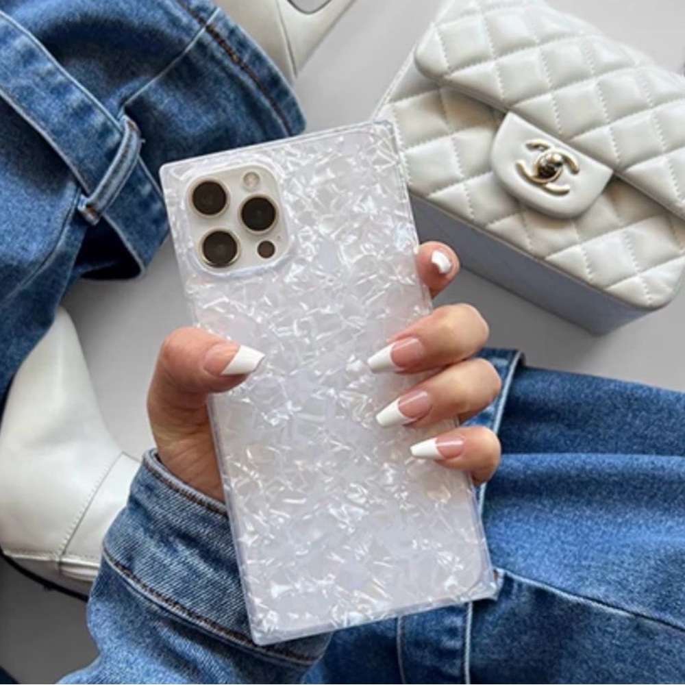 Apple White Iridescent Shell iPhone 16 Pro Max Case